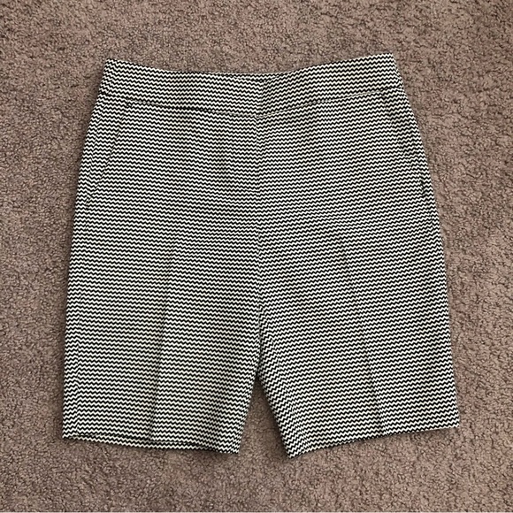 Ann Taylor Black White Chevron Boardwalk Short - Picture 1 of 10